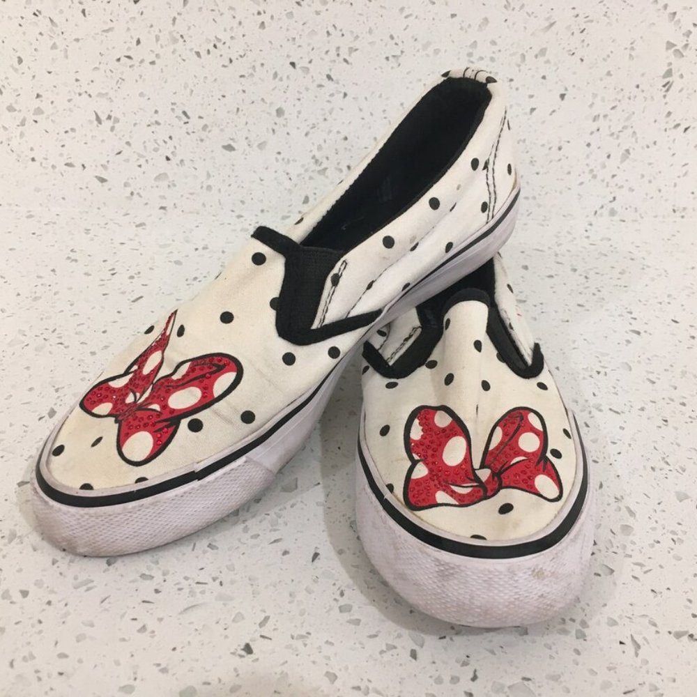 DISNEYLAND PARK: Minnie Mouse Slip-On Women's Shoes White Red Stoned Bow, Size 6